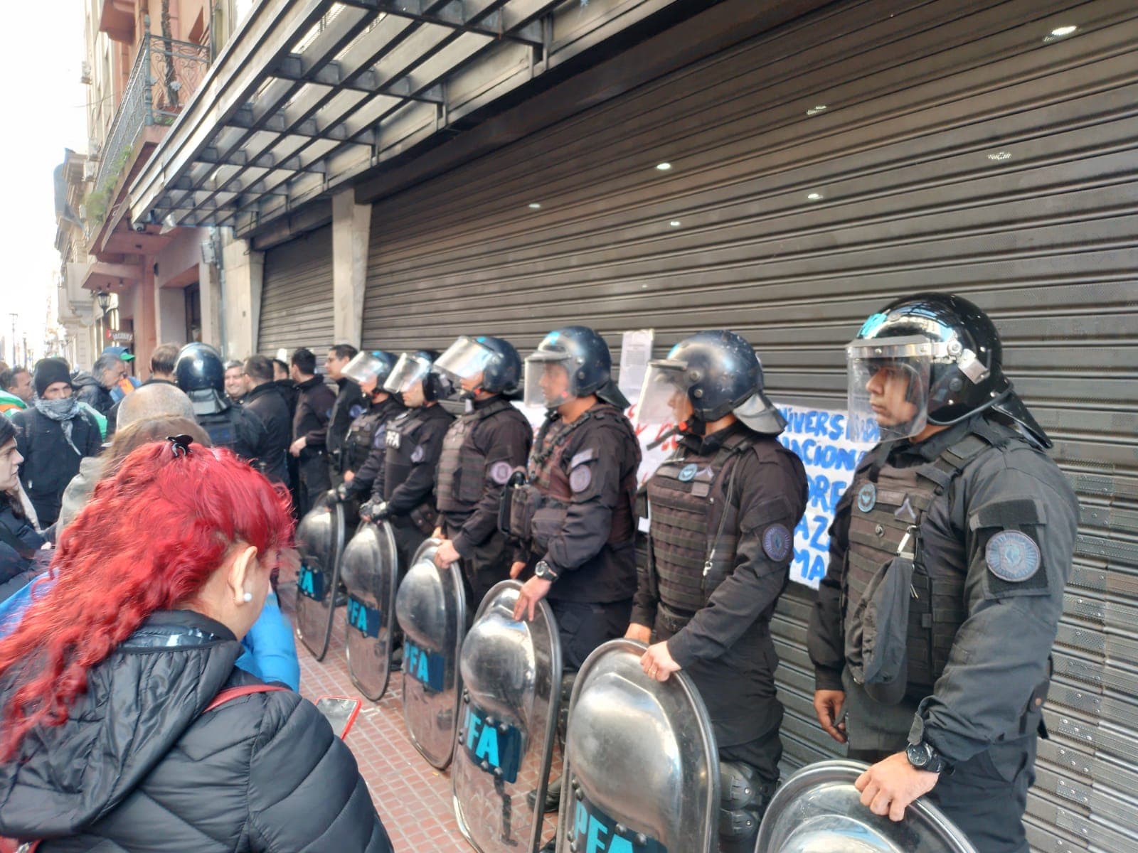 Impiden el ingreso a la Universidad de las Madres de Plaza de Mayo